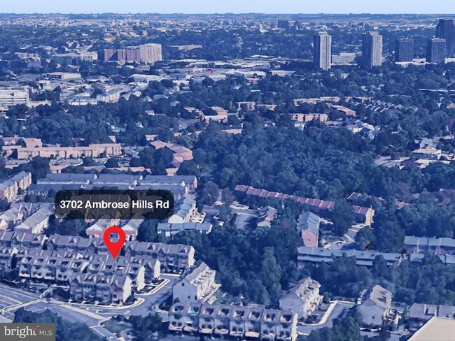 3702 Ambrose Hills Rd in Falls Church, VA - Foto de edificio - Building Photo