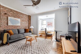 110 Bedford St in New York, NY - Building Photo