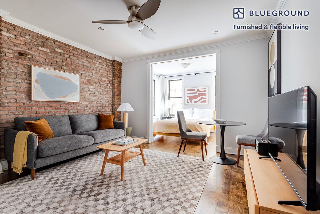 110 Bedford St in New York, NY - Building Photo