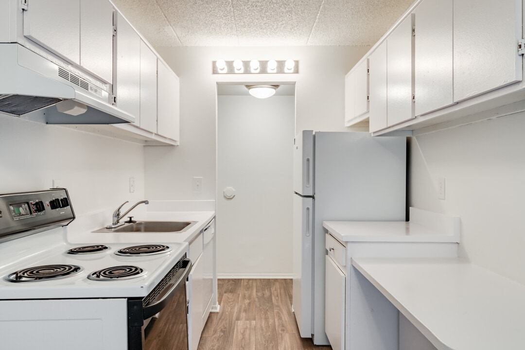 Riverside Village Apartments in Clinton Township, MI - Foto de edificio