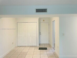 9440 Fontainebleau Blvd in Miami, FL - Building Photo - Building Photo