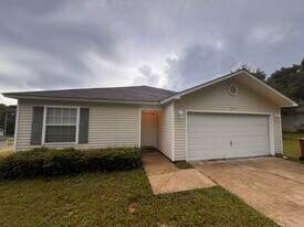 305 Seclusion Blvd in Crestview, FL - Building Photo