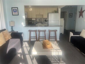 918 Ocean Dr in Miami Beach, FL - Building Photo - Building Photo