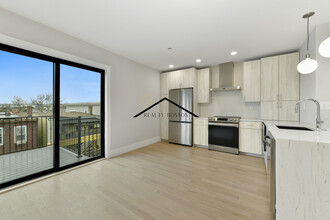 130 Bremen St, Unit 4 in Boston, MA - Building Photo - Building Photo