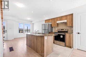 3 Fairlane Ave in Barrie, ON - Building Photo - Building Photo