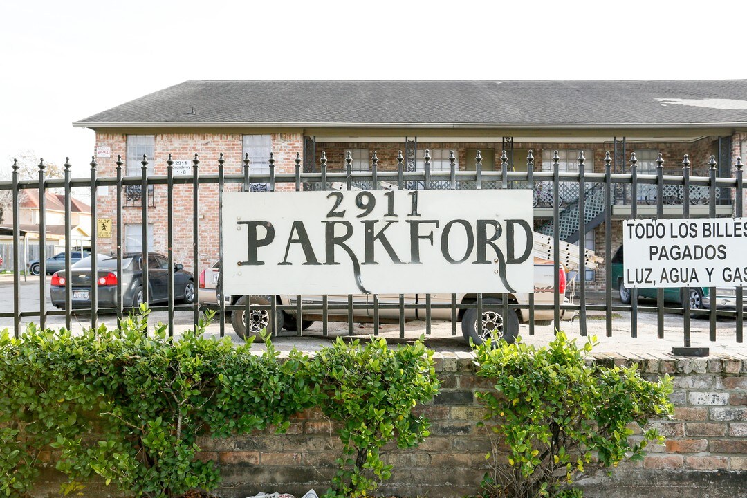 Parkford Apartments in Houston, TX - Building Photo