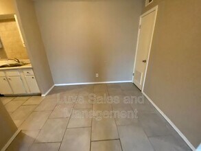 6026 Northwest Expy in Warr Acres, OK - Building Photo - Building Photo