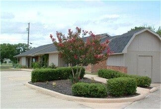 108 8th St in Venus, TX - Foto de edificio - Building Photo