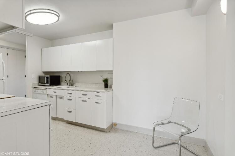 330 W Diversey Pky in Chicago, IL - Building Photo