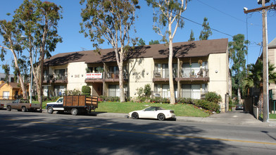 6827 Whitsett Ave in North Hollywood, CA - Foto de edificio - Building Photo