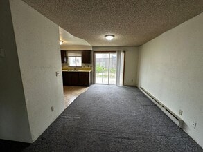 242 Currier Ave in Roseburg, OR - Building Photo - Building Photo