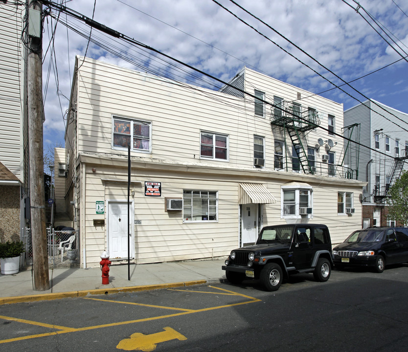 316-320 68th St in West New York, NJ - Building Photo