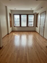 2423 N Lotus Ave, Unit 2 in Chicago, IL - Foto de edificio - Building Photo