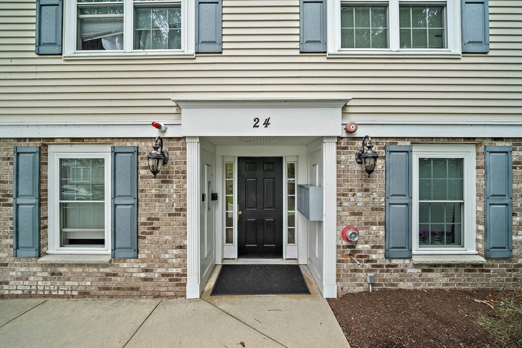 24 Wall St in Canton, MA - Building Photo