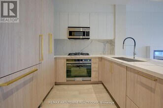 123 Maurice Dr in Oakville, ON - Building Photo - Building Photo