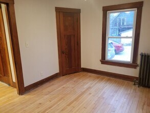 2045 E Washington Ave, Unit 1 in Madison, WI - Building Photo - Building Photo