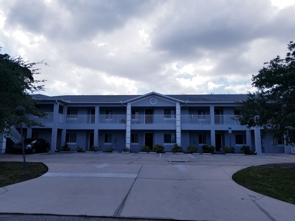 1328 SE 8th Ave, Unit 1328 SE 8th Ave #201 in Cape Coral, FL - Foto de edificio