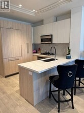 123 Maurice Dr in Oakville, ON - Building Photo - Building Photo