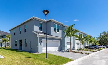 1839 SE Roxy Way in Stuart, FL - Foto de edificio - Building Photo