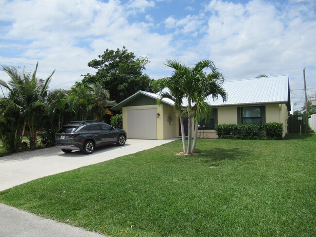 5832 SE Collins Ave in Stuart, FL - Building Photo - Building Photo