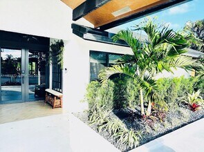 2475 NW 25th St in Boca Raton, FL - Foto de edificio - Building Photo