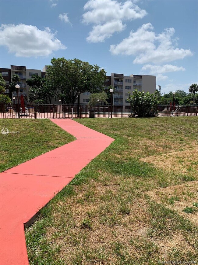 6960 Miami Gardens Dr-Unit -2-118 in Hialeah, FL - Building Photo - Building Photo