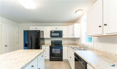 152 Grove Ave in Groton, CT - Foto de edificio - Building Photo