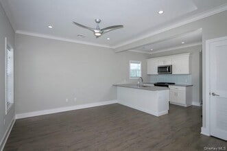 262 Indian Head Rd in Kings Park, NY - Foto de edificio - Building Photo