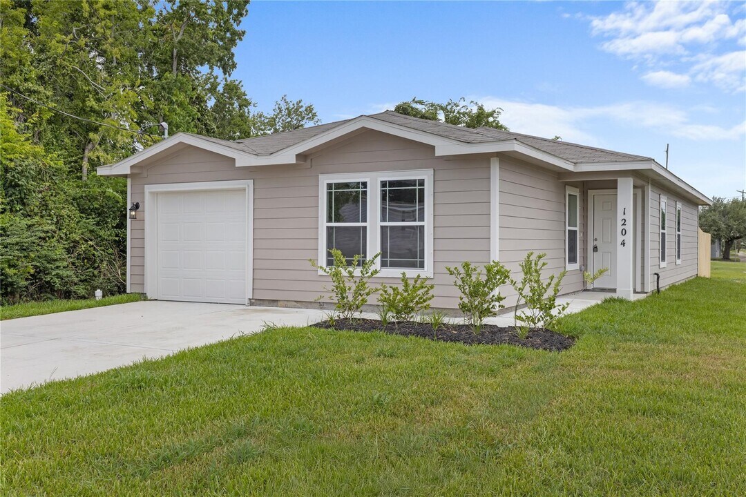 1204 Daniel St in Baytown, TX - Building Photo