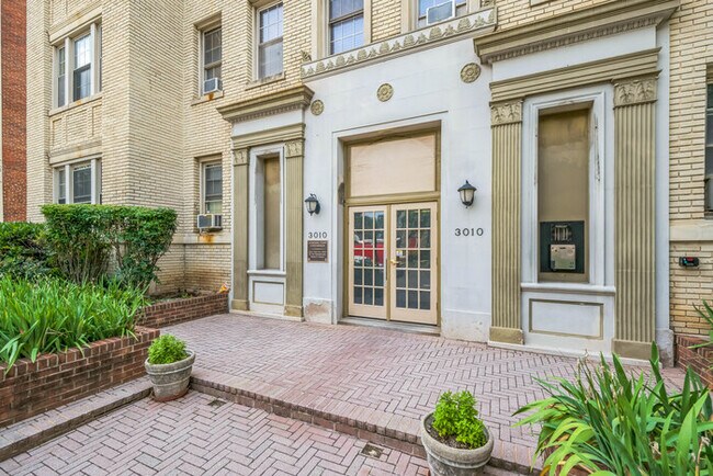 3010 Wisconsin Ave in Washington, DC - Building Photo - Building Photo