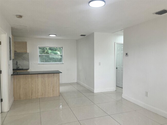 1604 NW 24th Ct in Miami, FL - Building Photo - Building Photo