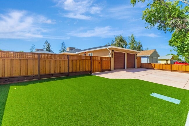 1958 Woodside Rd in Redwood City, CA - Building Photo - Building Photo