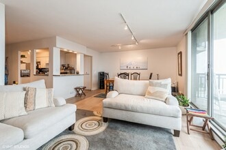 6007 N Sheridan Rd, Unit Malibu in Chicago, IL - Building Photo - Building Photo