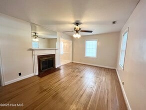 1001 W Main St in Elizabeth City, NC - Foto de edificio - Building Photo