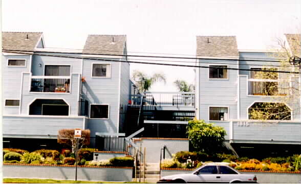 Alameda Apartments in Burbank, CA - Building Photo