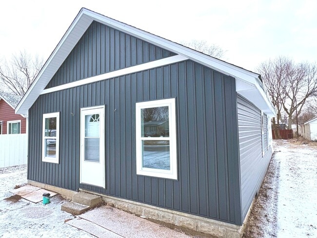 property at 728 S Broadway St