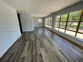8010 Tatum Waterway Dr in Miami Beach, FL - Building Photo