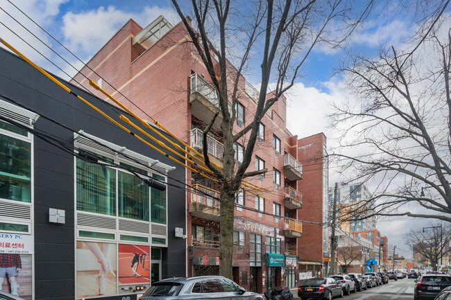 142-28 37th Ave in Flushing, NY - Building Photo - Building Photo