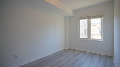 68-68 Carr St in Toronto, ON - Building Photo - Building Photo