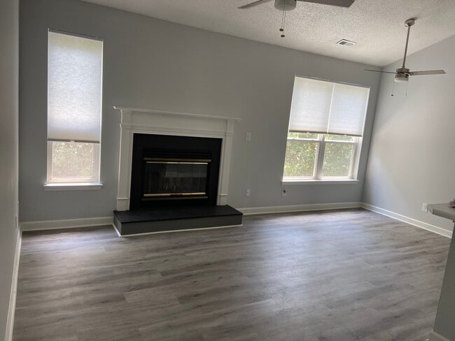 3205 Jade Ct, Unit 301 in Virginia Beach, VA - Building Photo - Building Photo