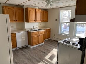 99 Oxford St N, Unit 1- first floor in Auburn, MA - Foto de edificio - Building Photo