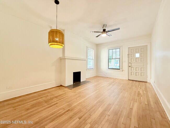 2056 Dellwood Ave in Jacksonville, FL - Foto de edificio - Building Photo