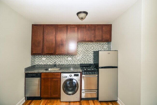 555 W Arlington in Chicago, IL - Foto de edificio - Building Photo