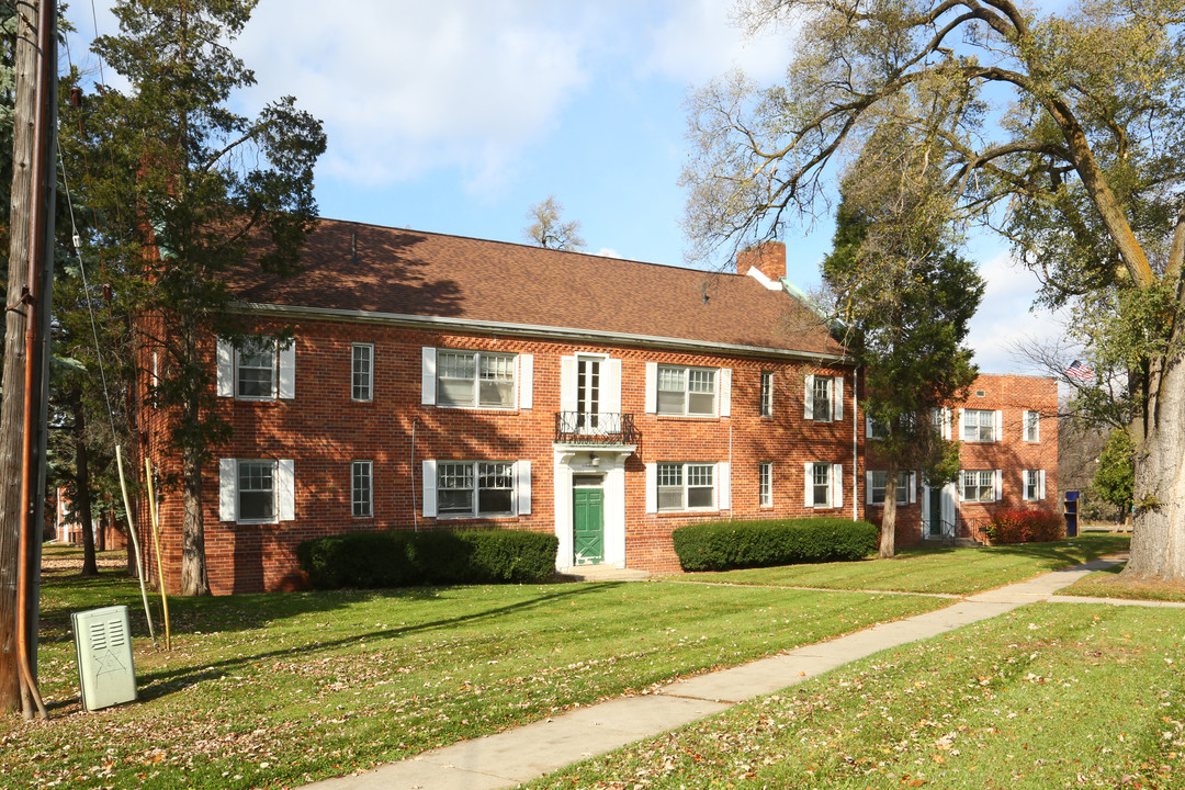 Sunset Village in Flint, MI - Building Photo