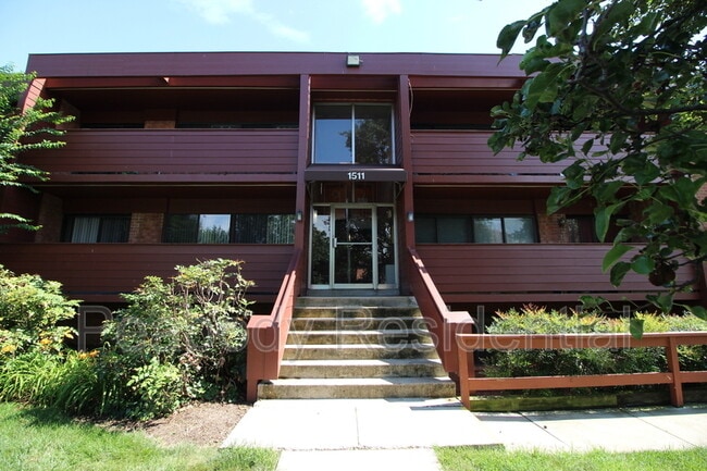 property at 1511 S George Mason Dr