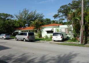 695 NE 121st St in Miami, FL - Building Photo - Building Photo