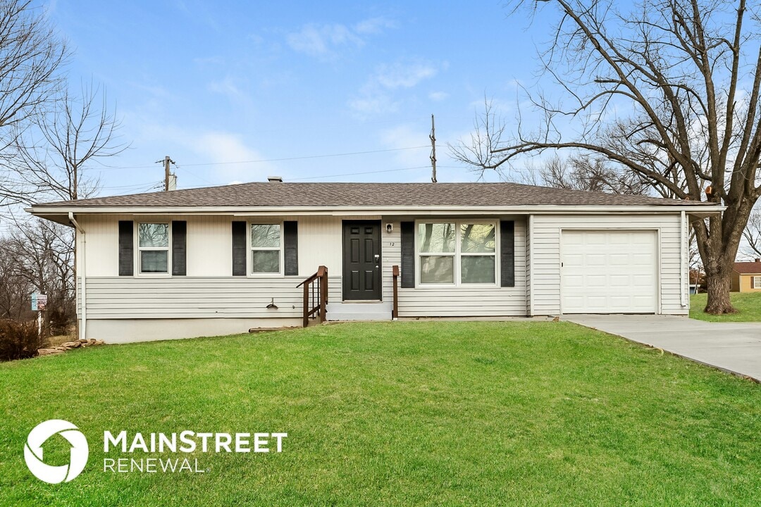 12 Main Ct in Liberty, MO - Building Photo