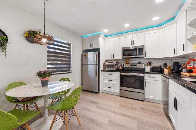 908 Lakeview Cir in Royal Palm Beach, FL - Building Photo - Building Photo