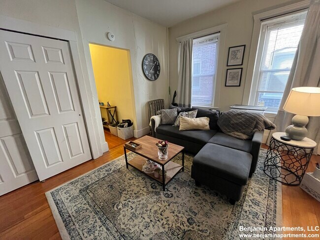 63 Brighton Ave, Unit 4 in Boston, MA - Foto de edificio - Building Photo