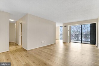 2300 Pimmit Dr, Unit 308W in Falls Church, VA - Foto de edificio - Building Photo